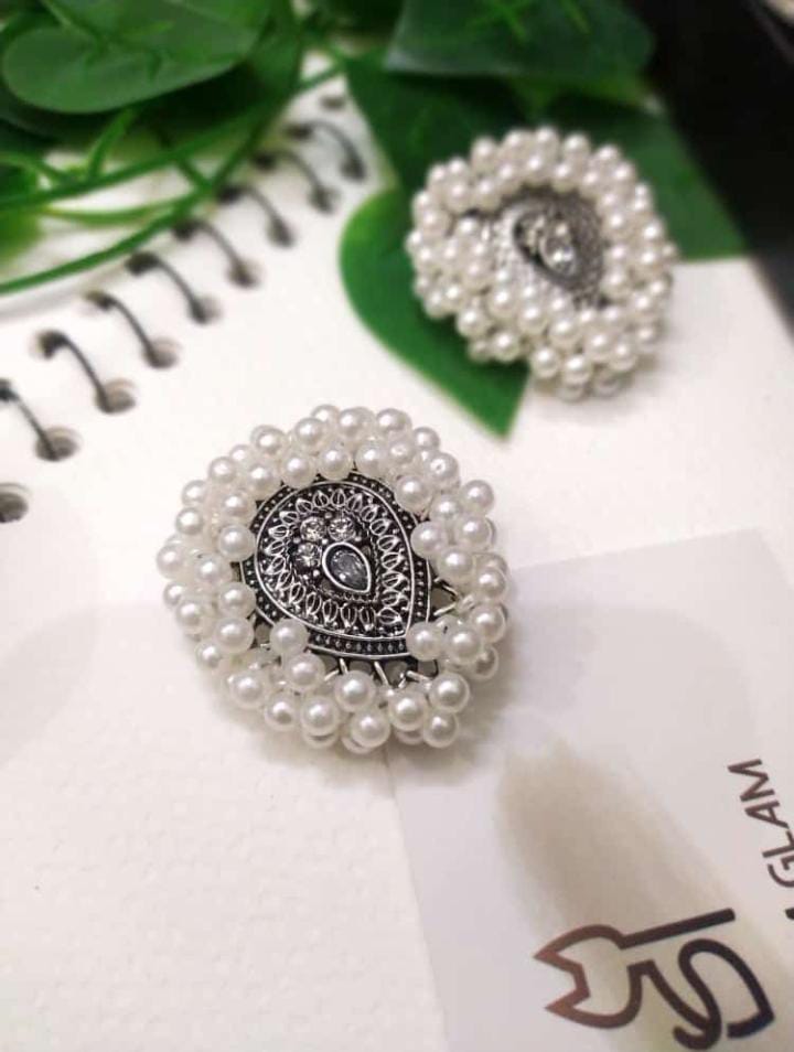 Ravishing White Gajra Set